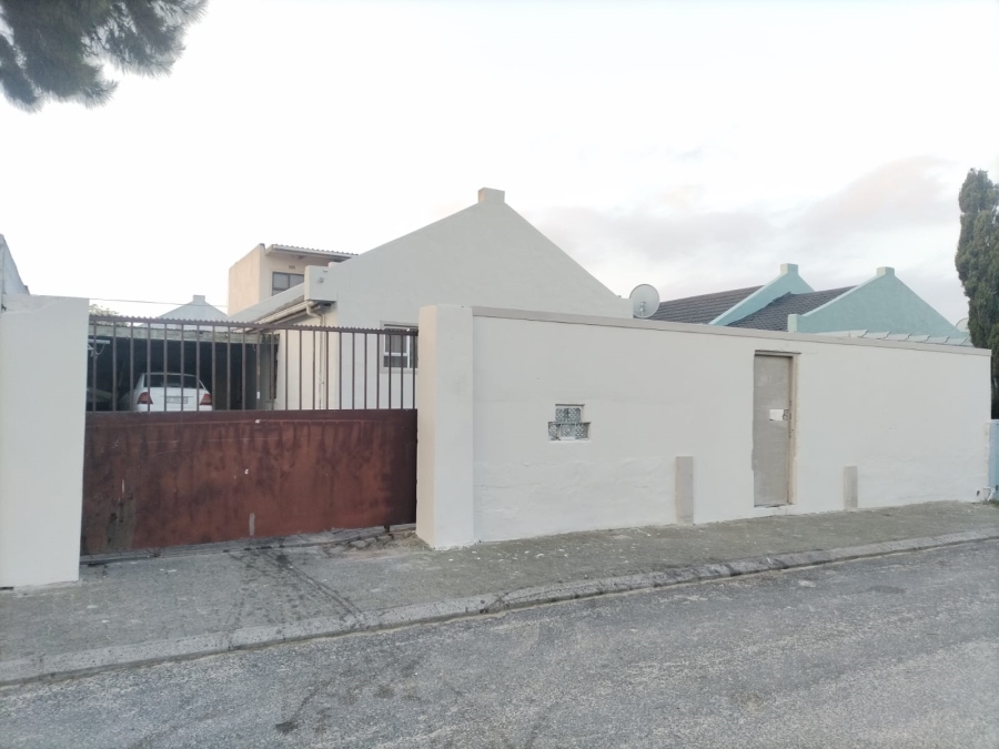 8 Bedroom Property for Sale in Malibu Village Western Cape